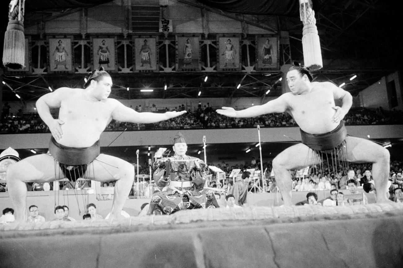 1968年10月、「中段の構え」（攻撃の体）を行う大鵬（左）と柏戸