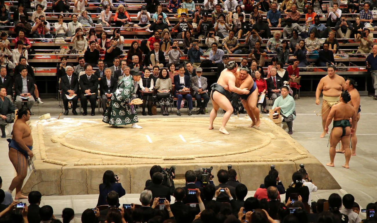 横綱五人掛かりを披露した日馬富士（左）の御嶽海戦（2017年撮影）