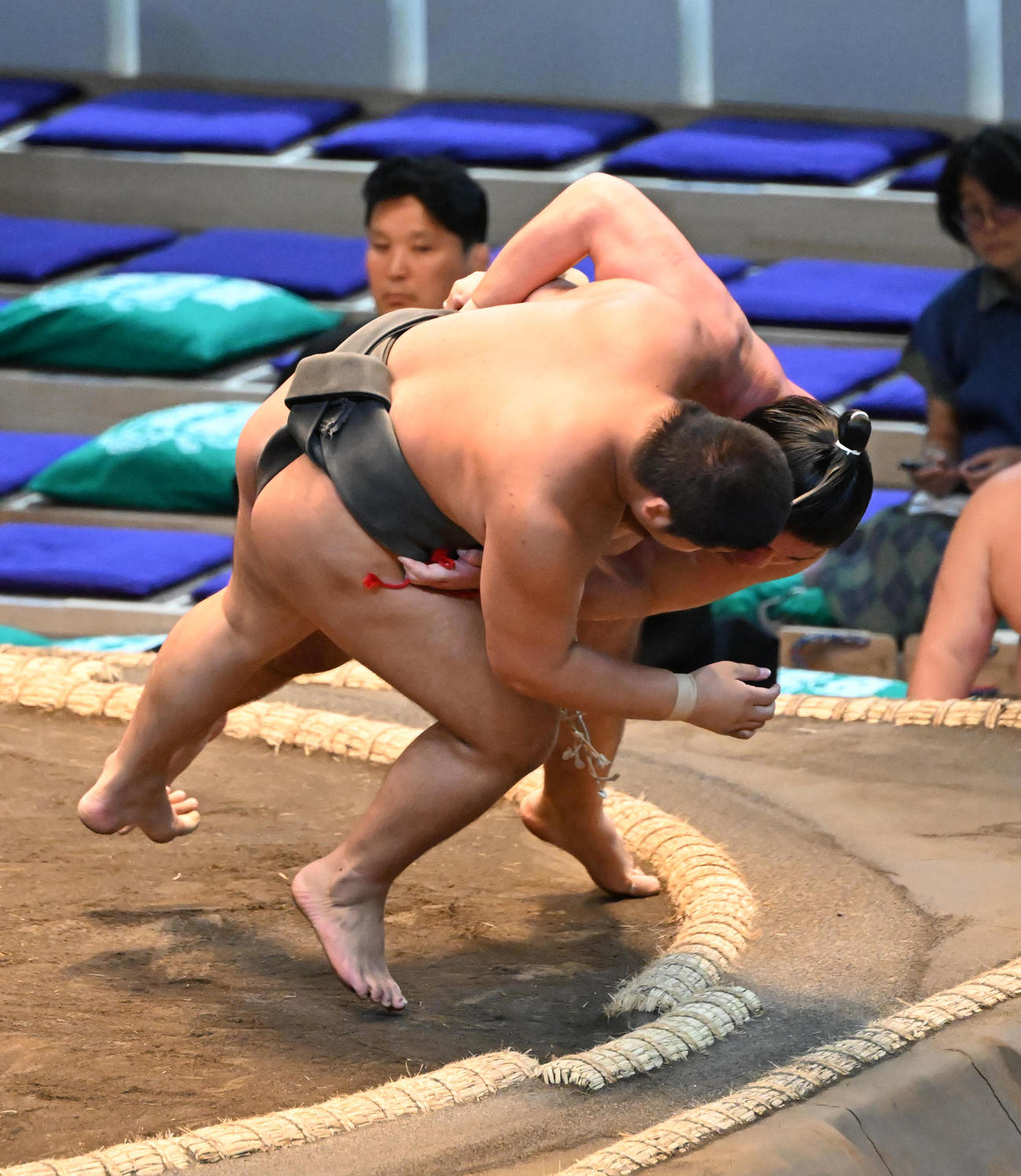 竜翔（左）を寄り倒しで破る徳之武蔵（撮影・和賀正仁）
