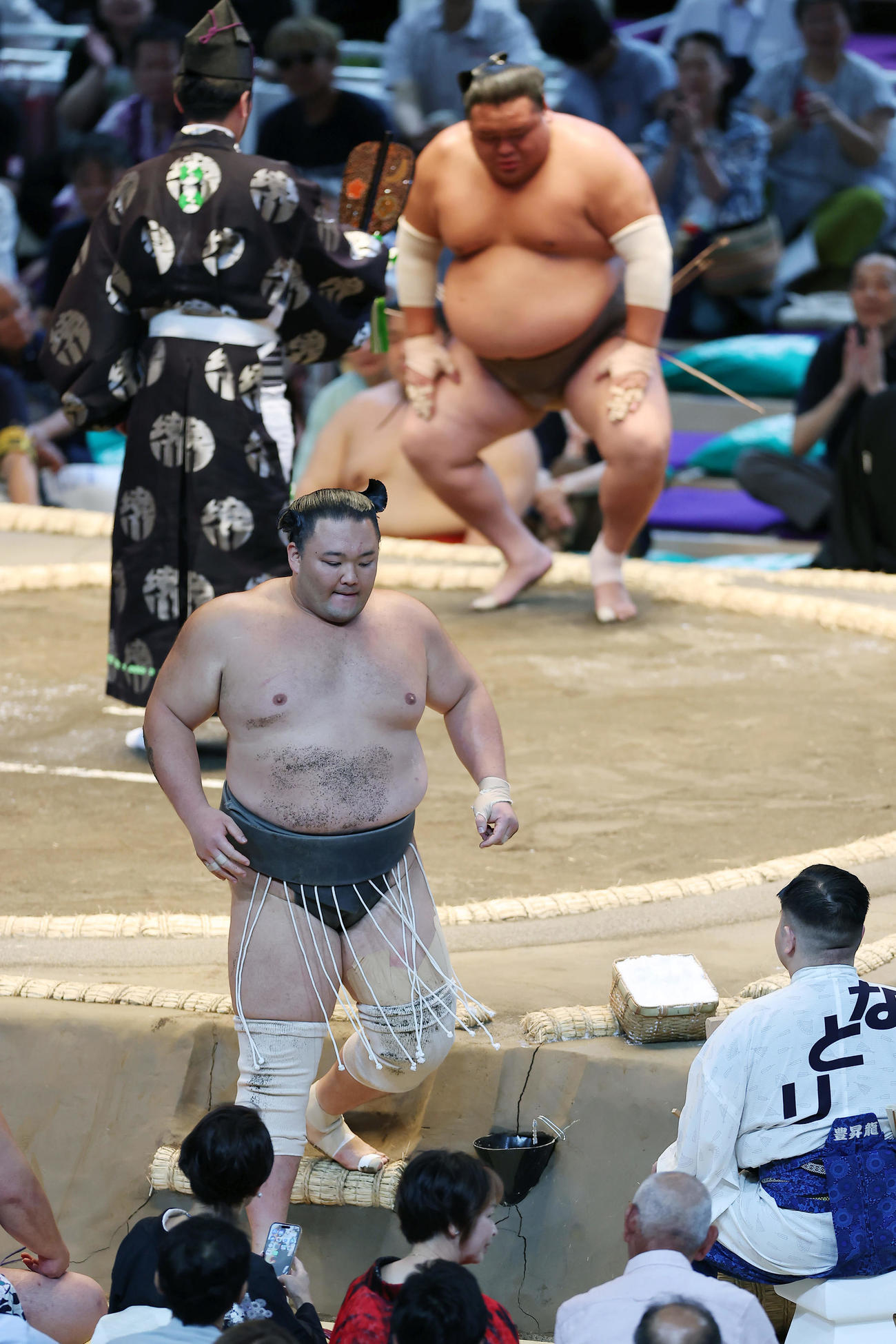 荒篤山（後方）に引き落としで敗れた朝乃山（撮影・前田充）