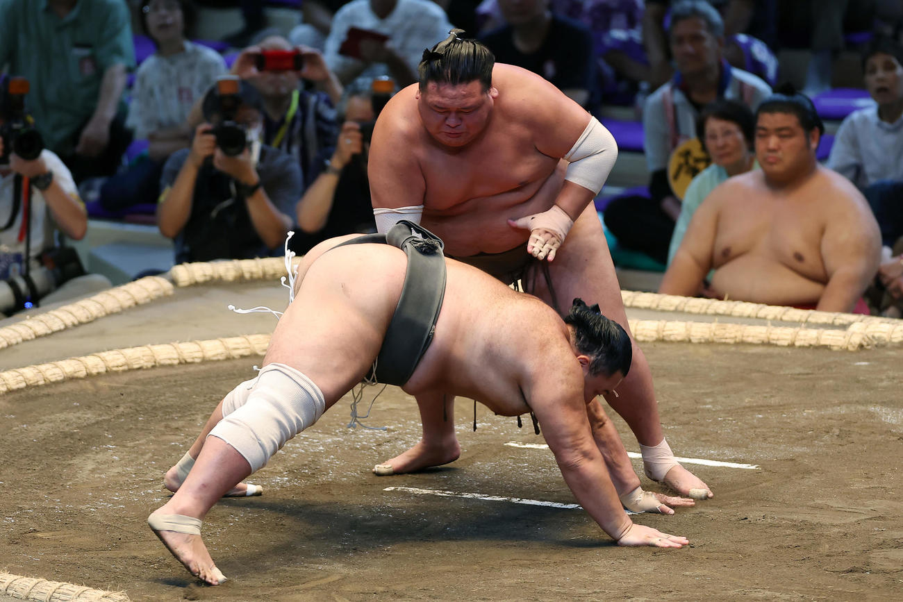 荒篤山（右）に引き落としで敗れる朝乃山（撮影・前田充）