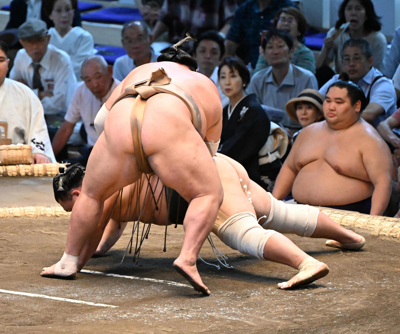 荒篤山（手前）は引き落としで朝乃山を破る（撮影・和賀正仁）