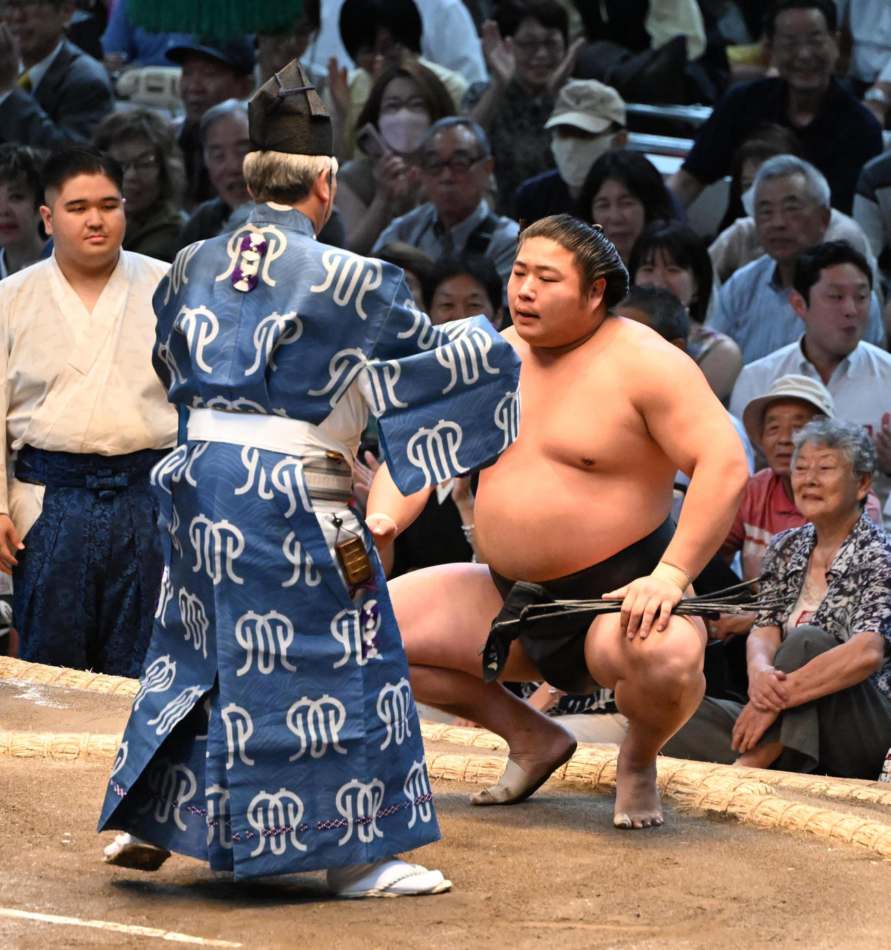 豊昇龍を寄り切りで破り勝ち名乗りを受ける若元春（撮影・和賀正仁）