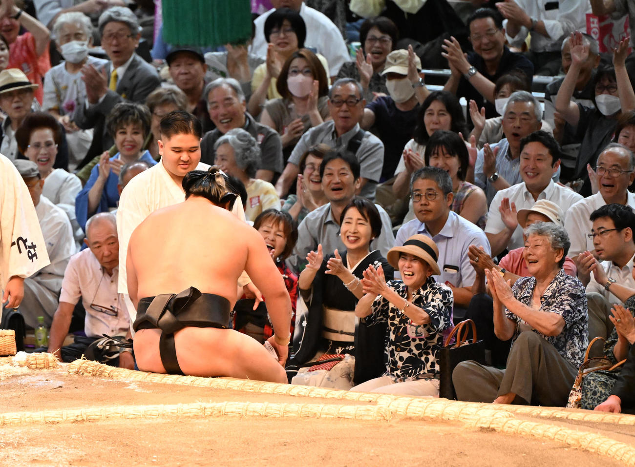 豊昇龍を寄り切りで破った若元春は力を使い果たし座り込む（撮影・和賀正仁）