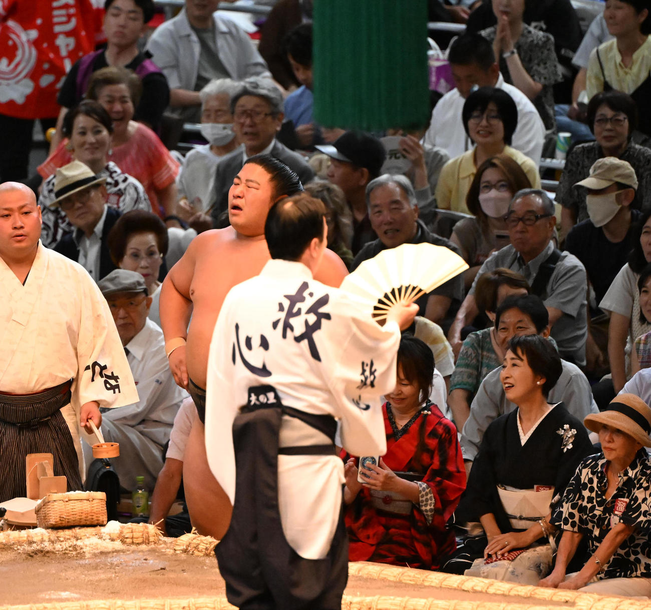 土俵を降り顔をしかめる若元春（撮影・和賀正仁）