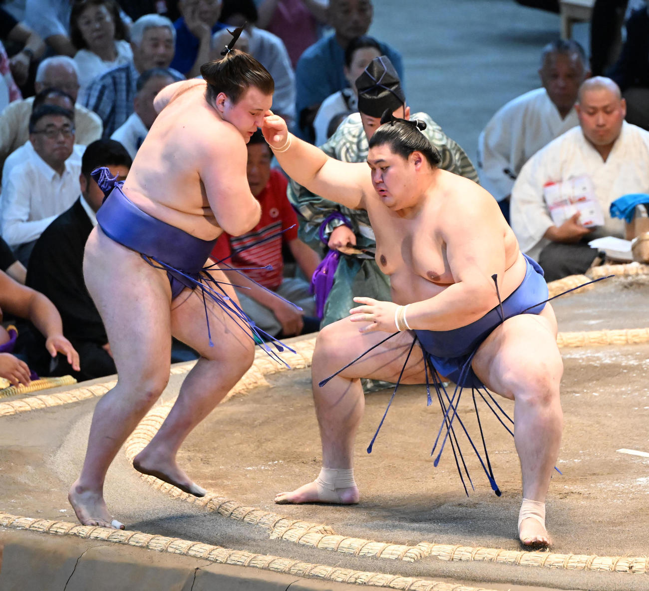 安青錦（左）を押し出しで破る大の里（撮影・和賀正仁）