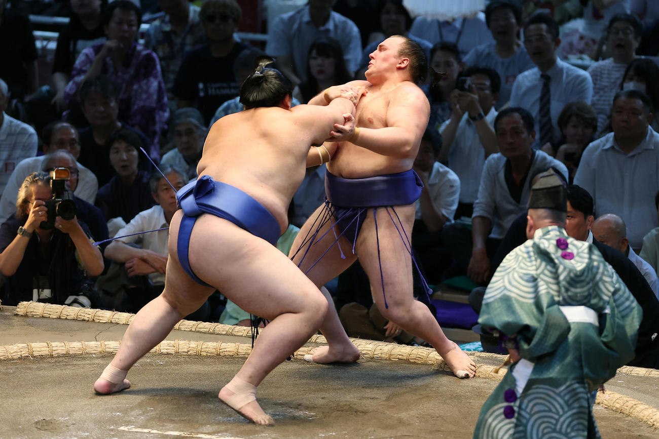 大の里（左）に押し出しで敗れる安青錦（撮影・前田充）