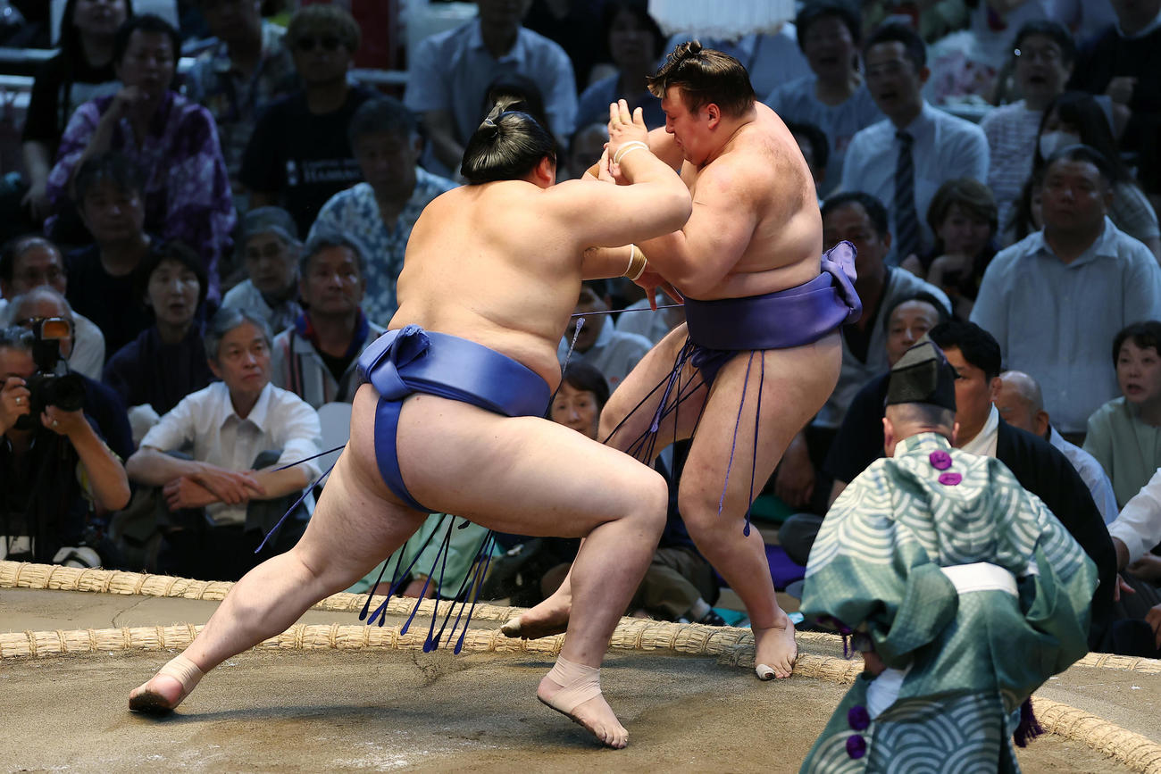 大の里（左）に押し出しで敗れる安青錦（撮影・前田充）