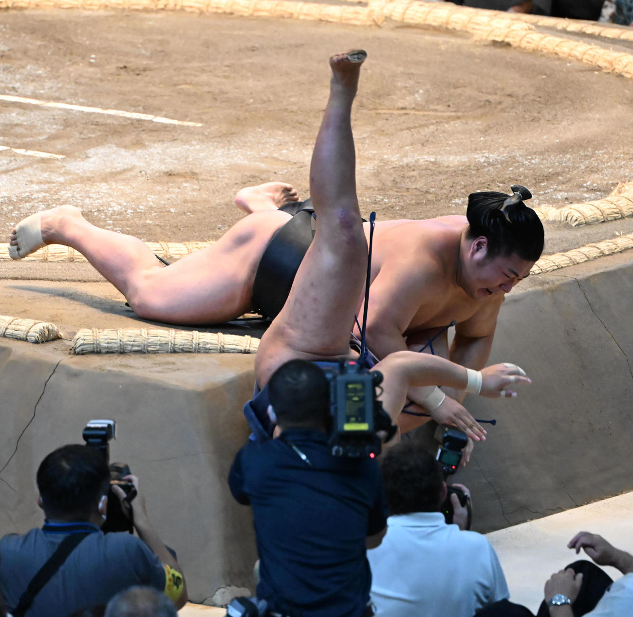 豊昇龍（手前）を寄り切りで破る若元春（撮影・和賀正仁）