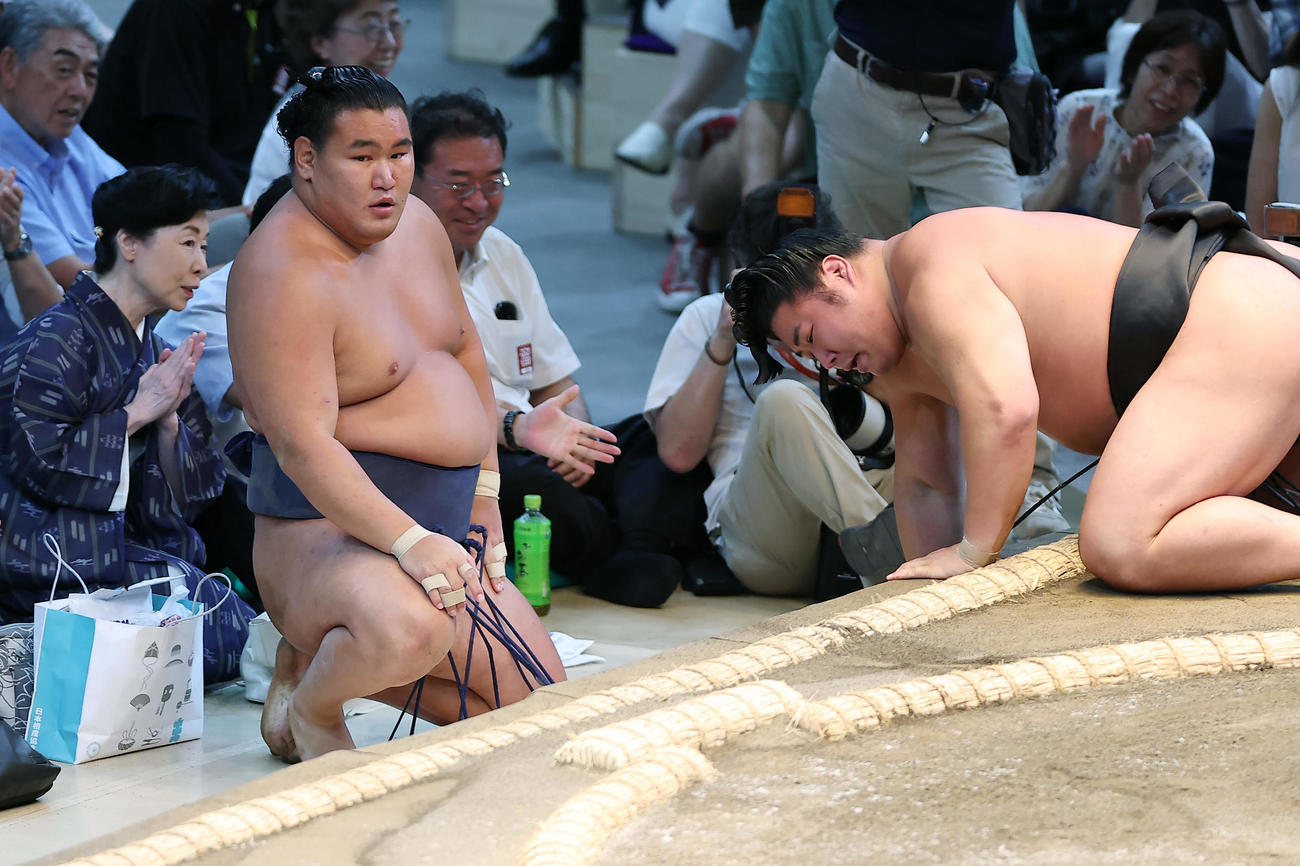 若元春（右）に寄り切りで敗れた豊昇龍（撮影・前田充）