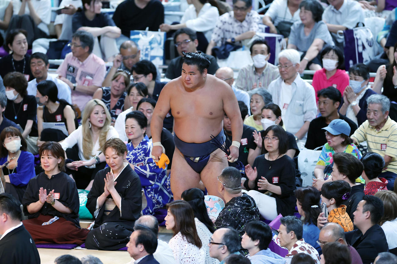 若元春（手前）に寄り切りで敗れ、引き揚げる豊昇龍（撮影・前田充）