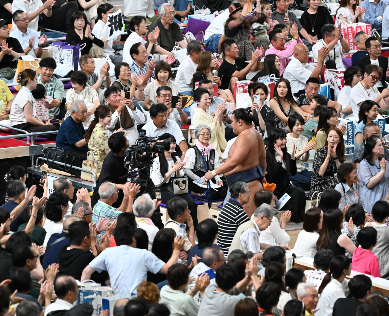 若元春に敗れ引き揚げ豊昇龍（撮影・和賀正仁）