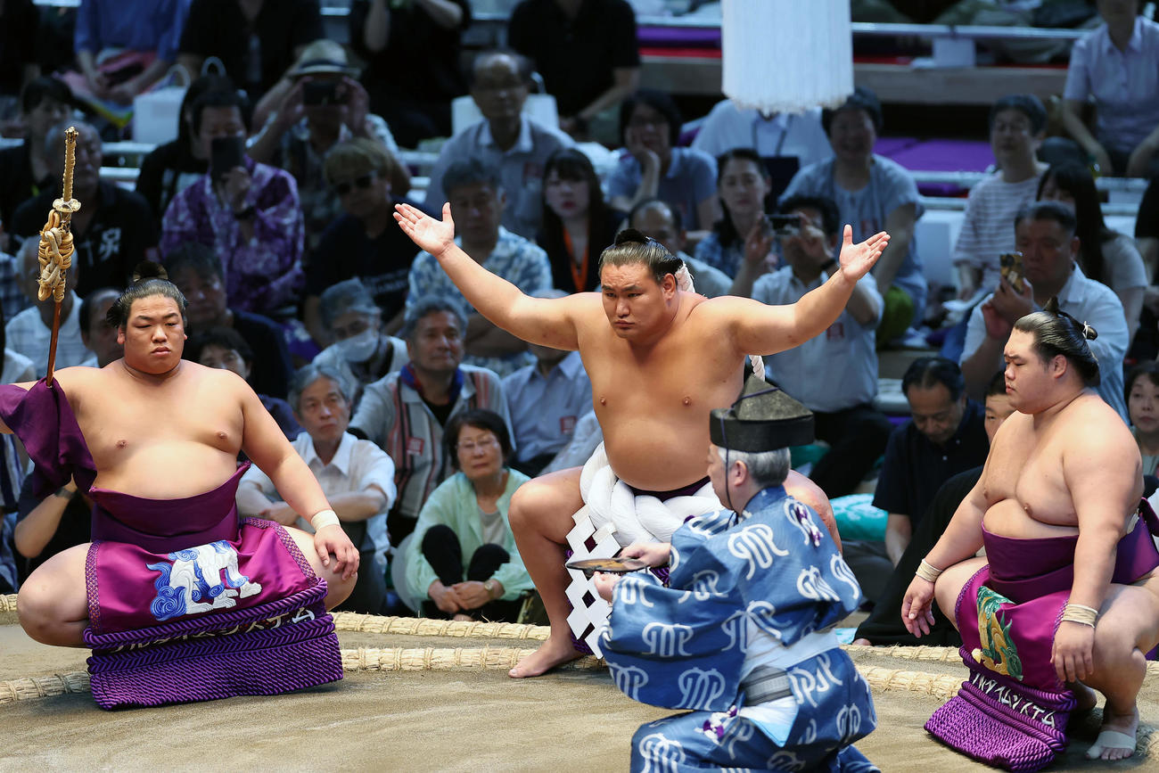 土俵入りする豊昇龍（中央）（撮影・前田充）