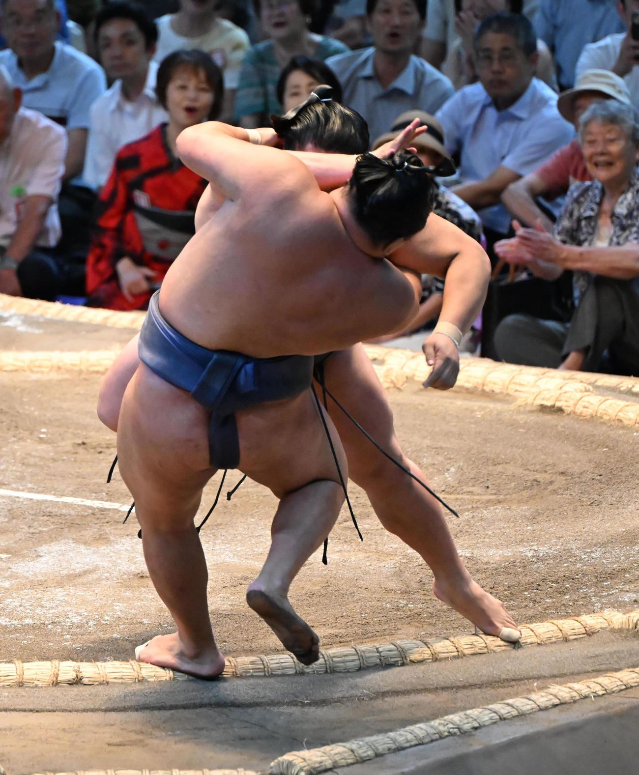 豊昇龍（手前）を寄り切りで破る若元春（撮影・和賀正仁）