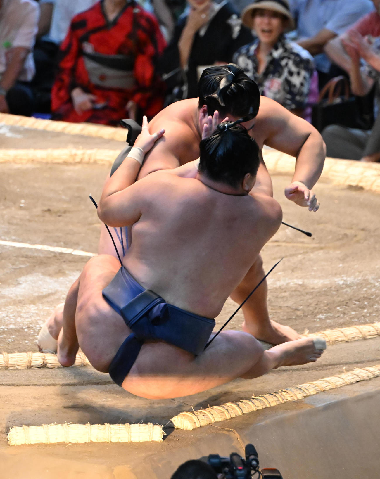 豊昇龍（手前）を寄り切りで破る若元春（撮影・和賀正仁）