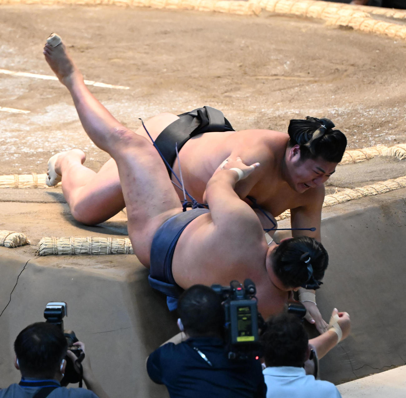 豊昇龍（手前）を寄り切りで破る若元春（撮影・和賀正仁）