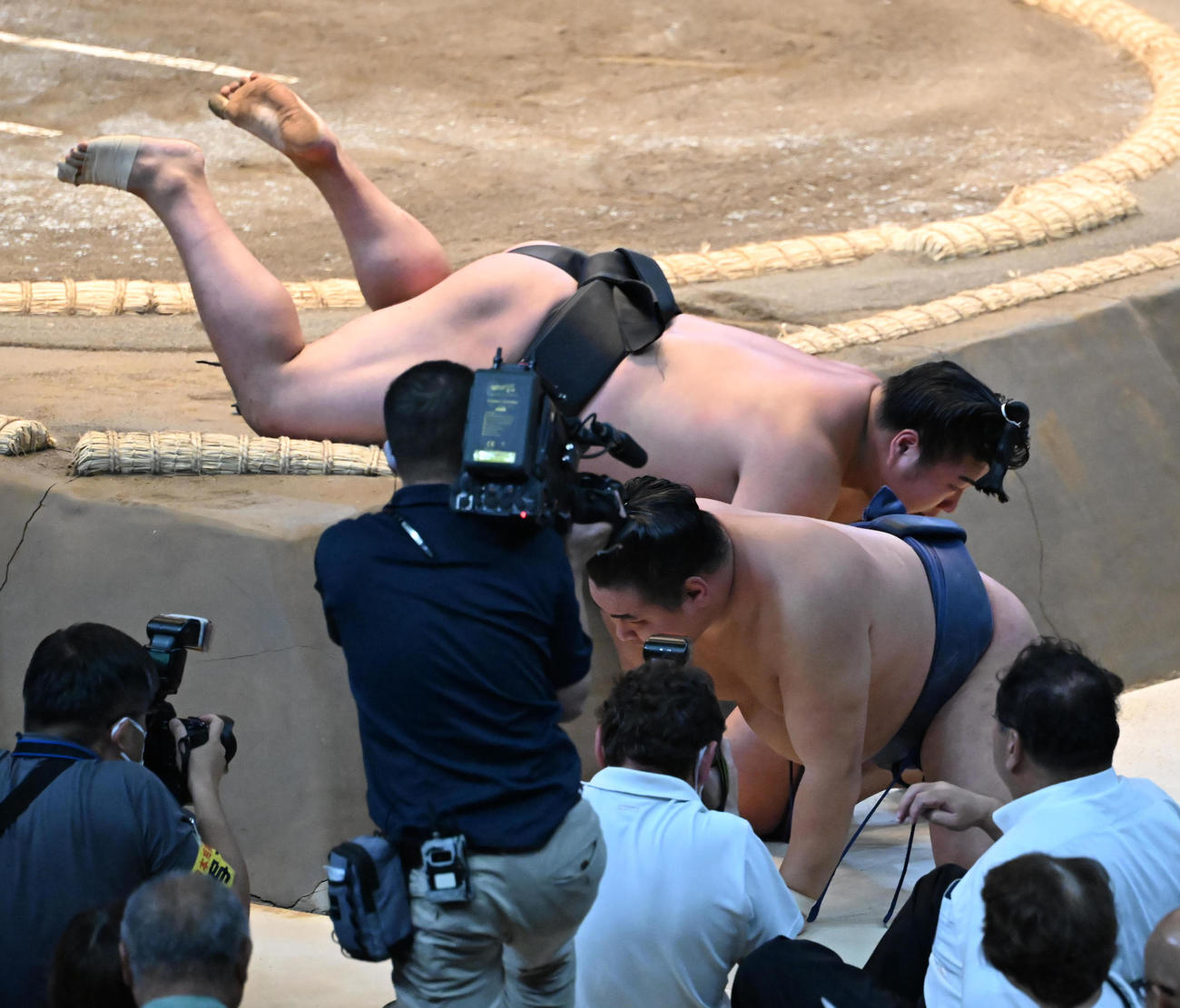 豊昇龍（手前）を寄り切りで破る若元春（撮影・和賀正仁）