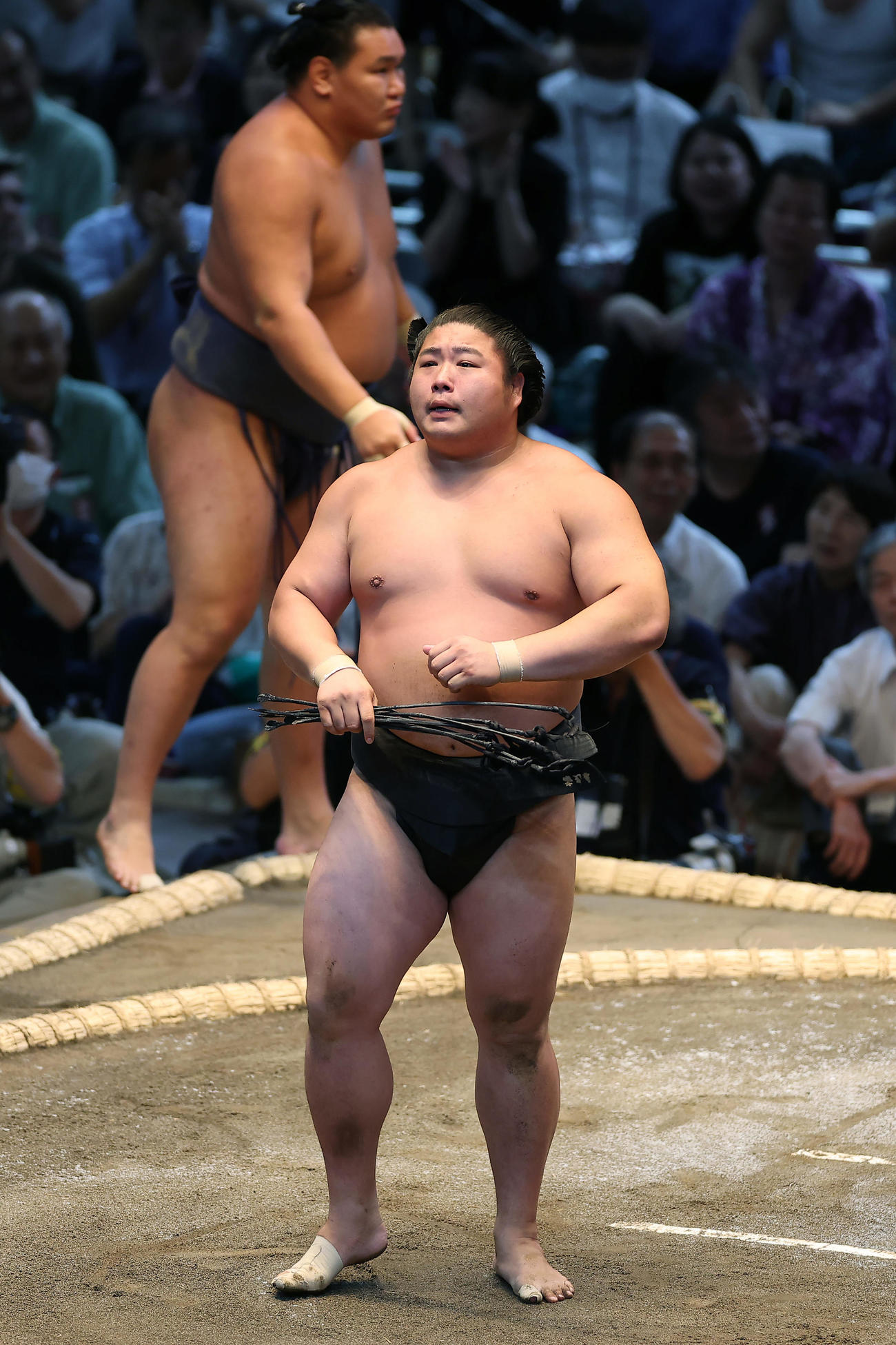 豊昇龍（後方）を寄り切りで破った若元春（撮影・前田充）