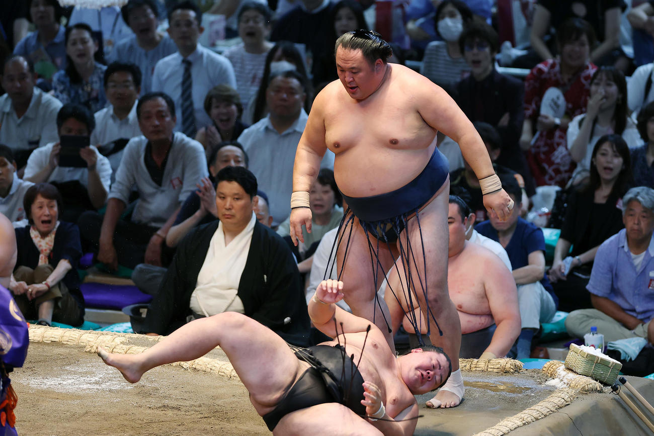 明生（下）を突き落としで破る玉鷲（撮影・前田充）