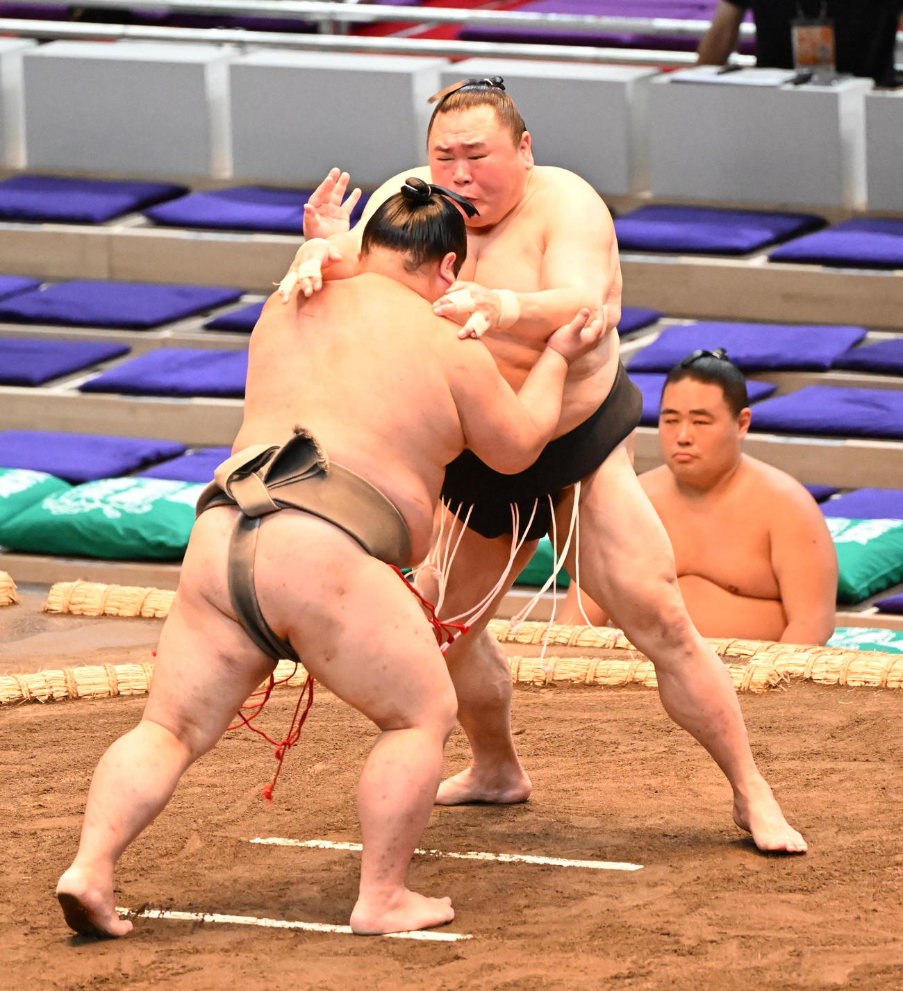 天一（奥）は押し出しで石東に敗れる（撮影・和賀正仁）