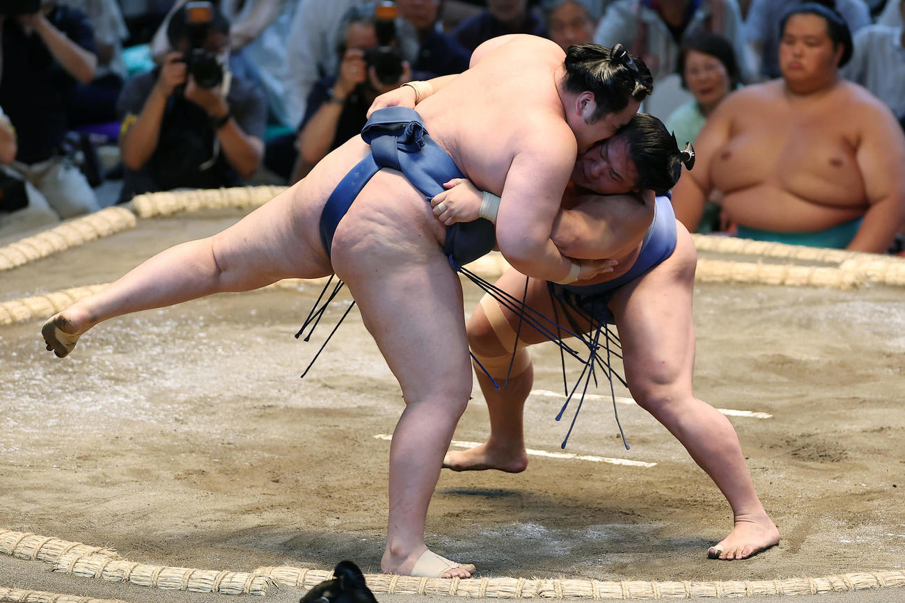 阿武剋（左）を寄り切りで破る若隆景（撮影・前田充）
