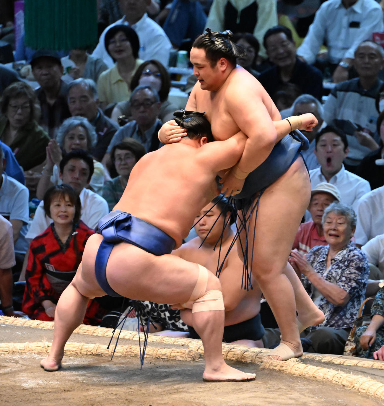 阿武剋（右）を寄り切りで破る若隆景（撮影・和賀正仁）