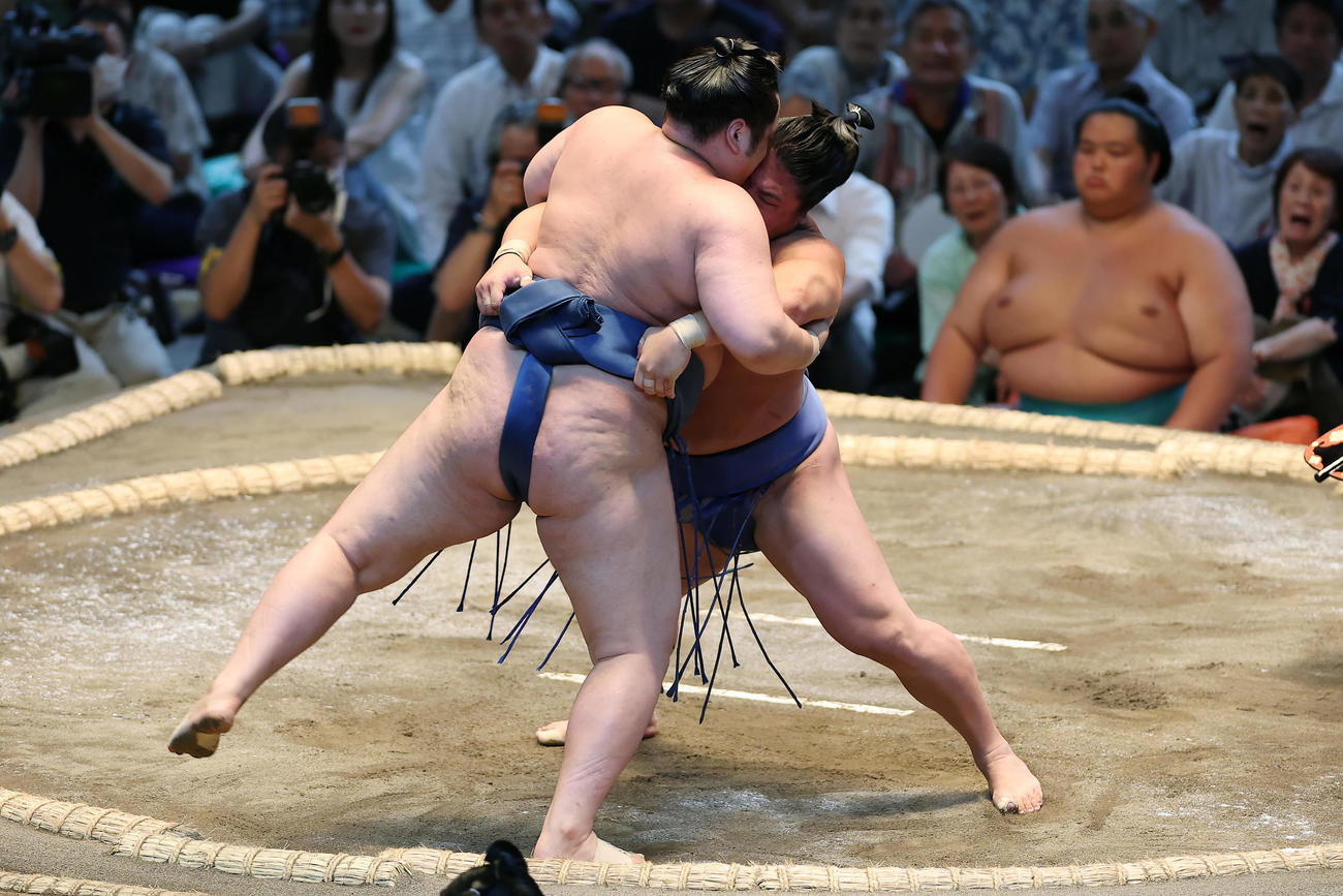 阿武剋（左）を寄り切りで破る若隆景（撮影・前田充）