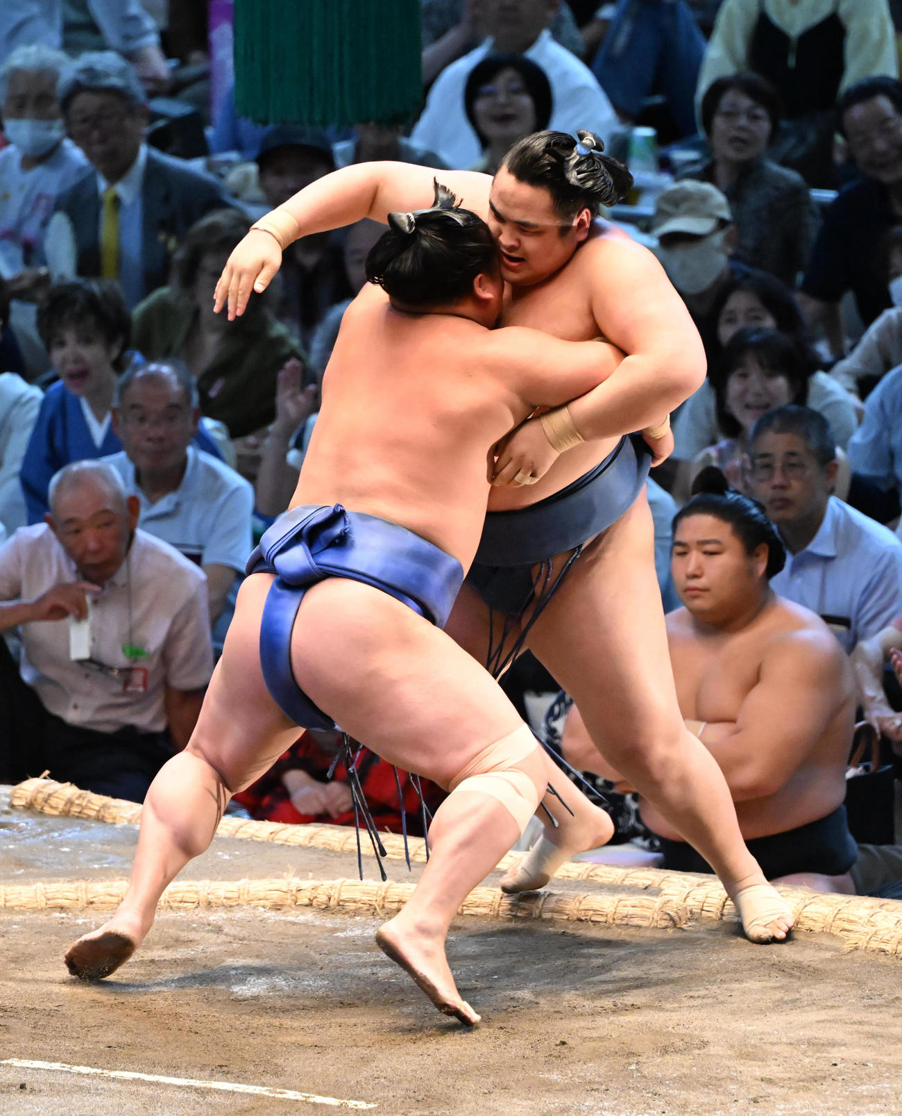阿武剋（右）を寄り切りで破る若隆景（撮影・和賀正仁）