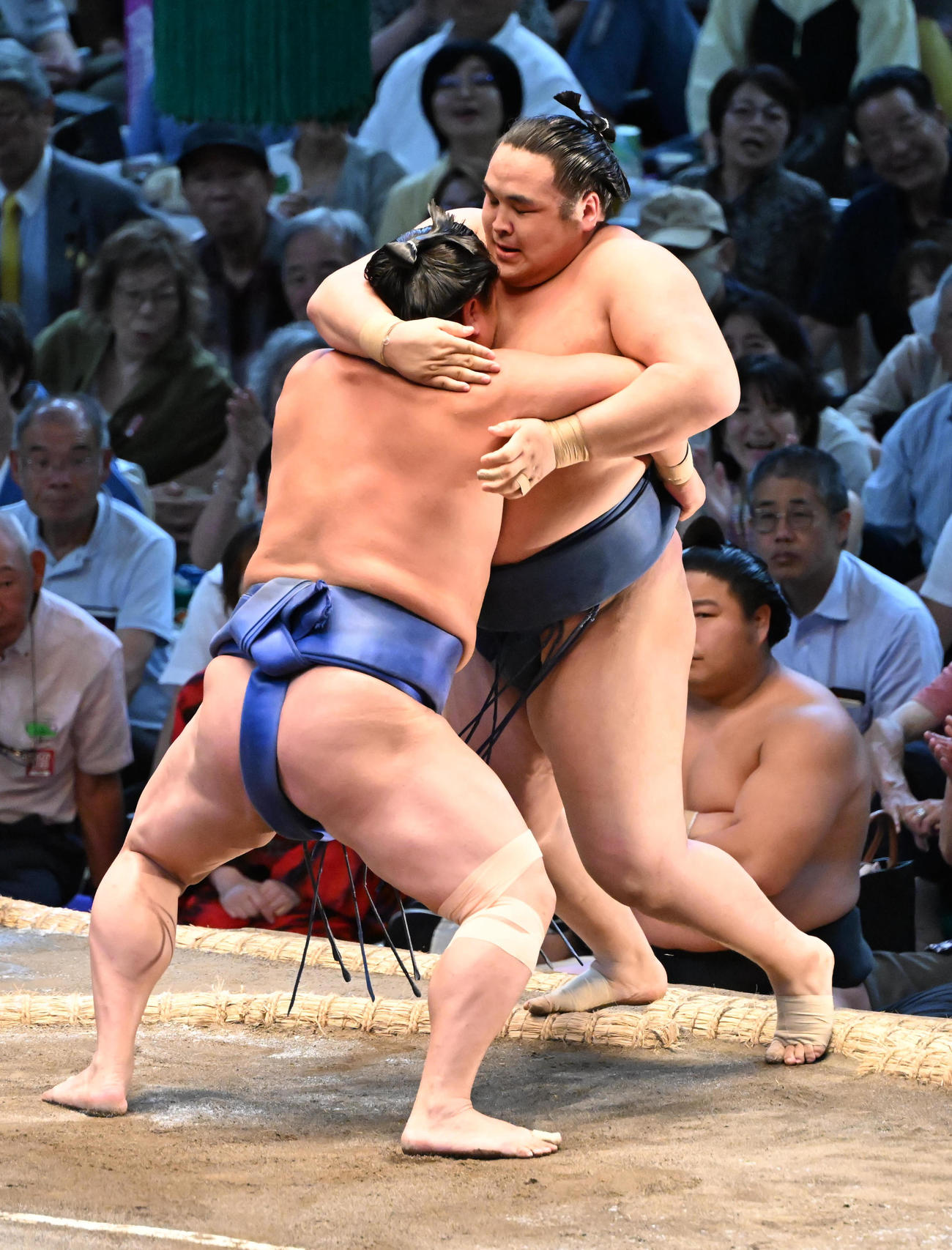 阿武剋（右）を寄り切りで破る若隆景（撮影・和賀正仁）