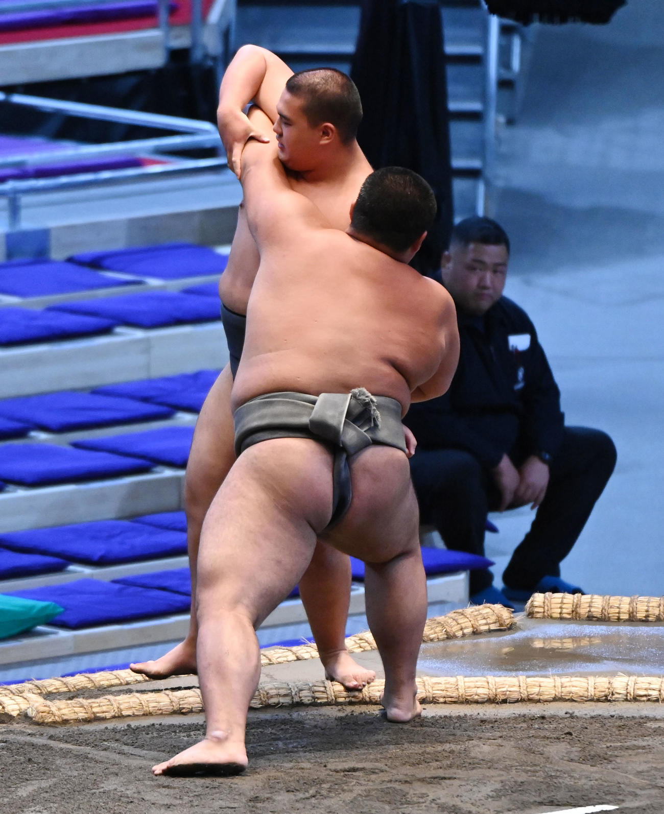 西村（右）は佐藤を破る（撮影・森本幸一）