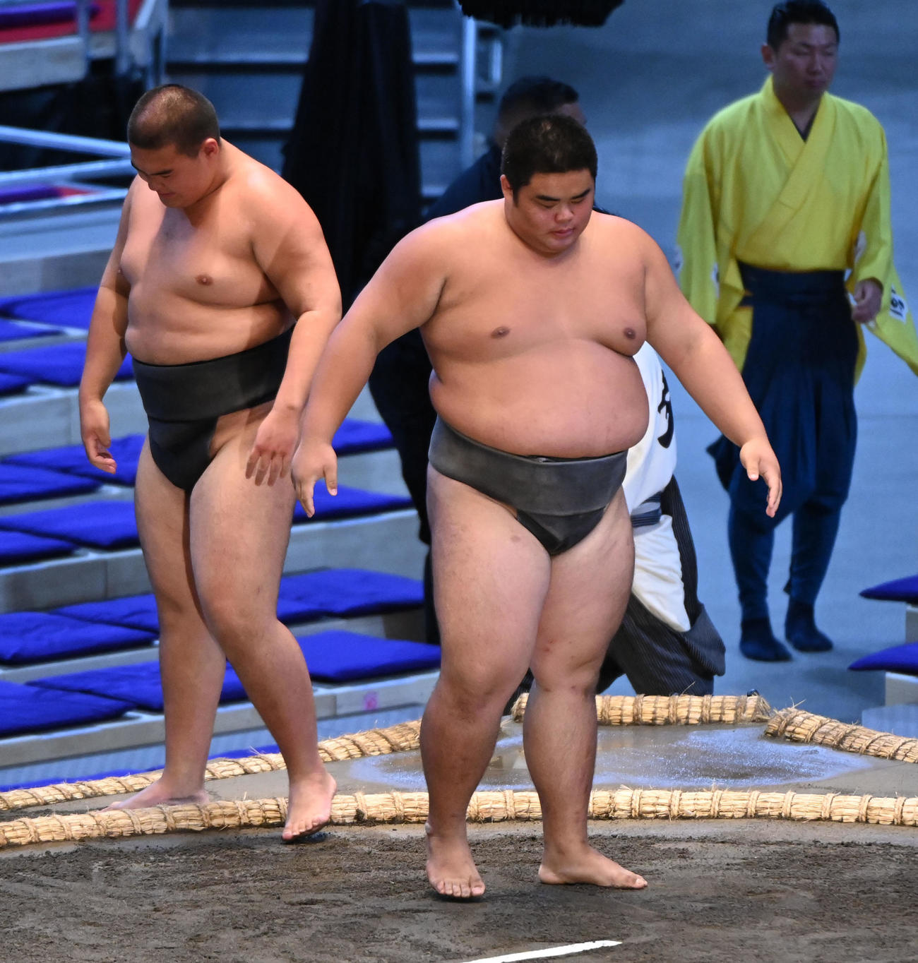 西村（右）は佐藤を破る（撮影・森本幸一）