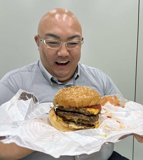 1876kcal単品2590円のバーガーキングとのコラボバーガーを荒磯親方が食