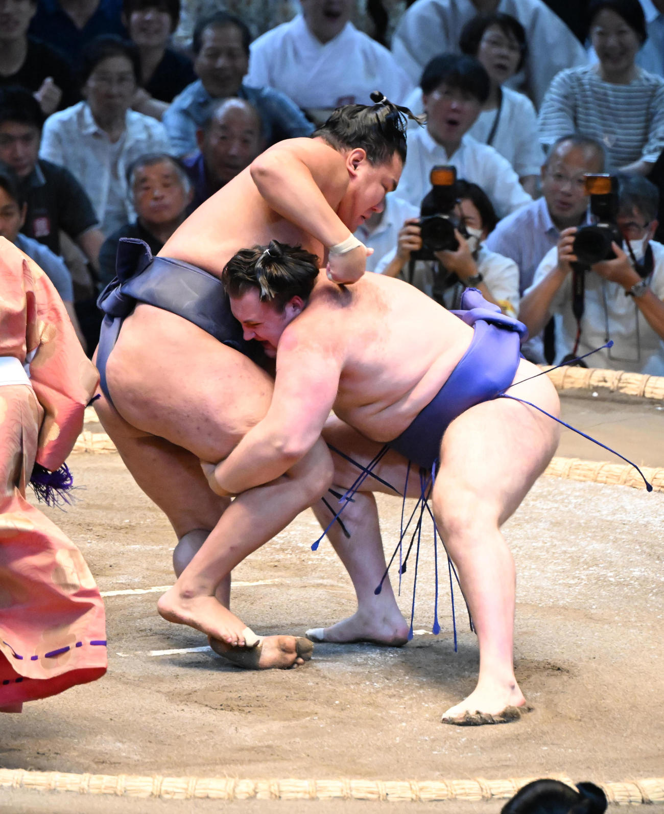 豊昇龍（左）を渡し込みで破る安青錦（撮影・和賀正仁）
