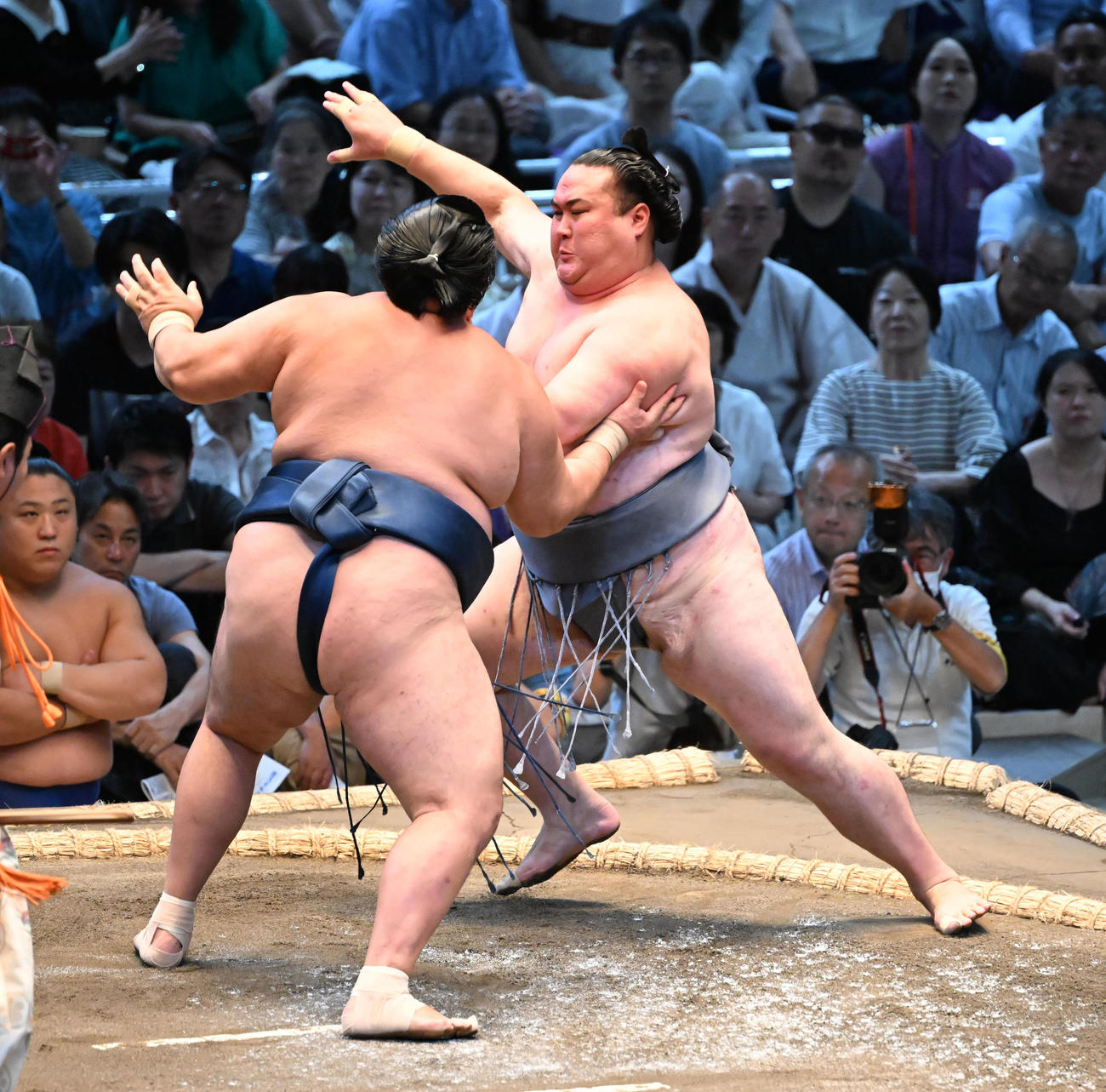 玉鷲（手前）は押し出しで金峰山を破る（撮影・和賀正仁）