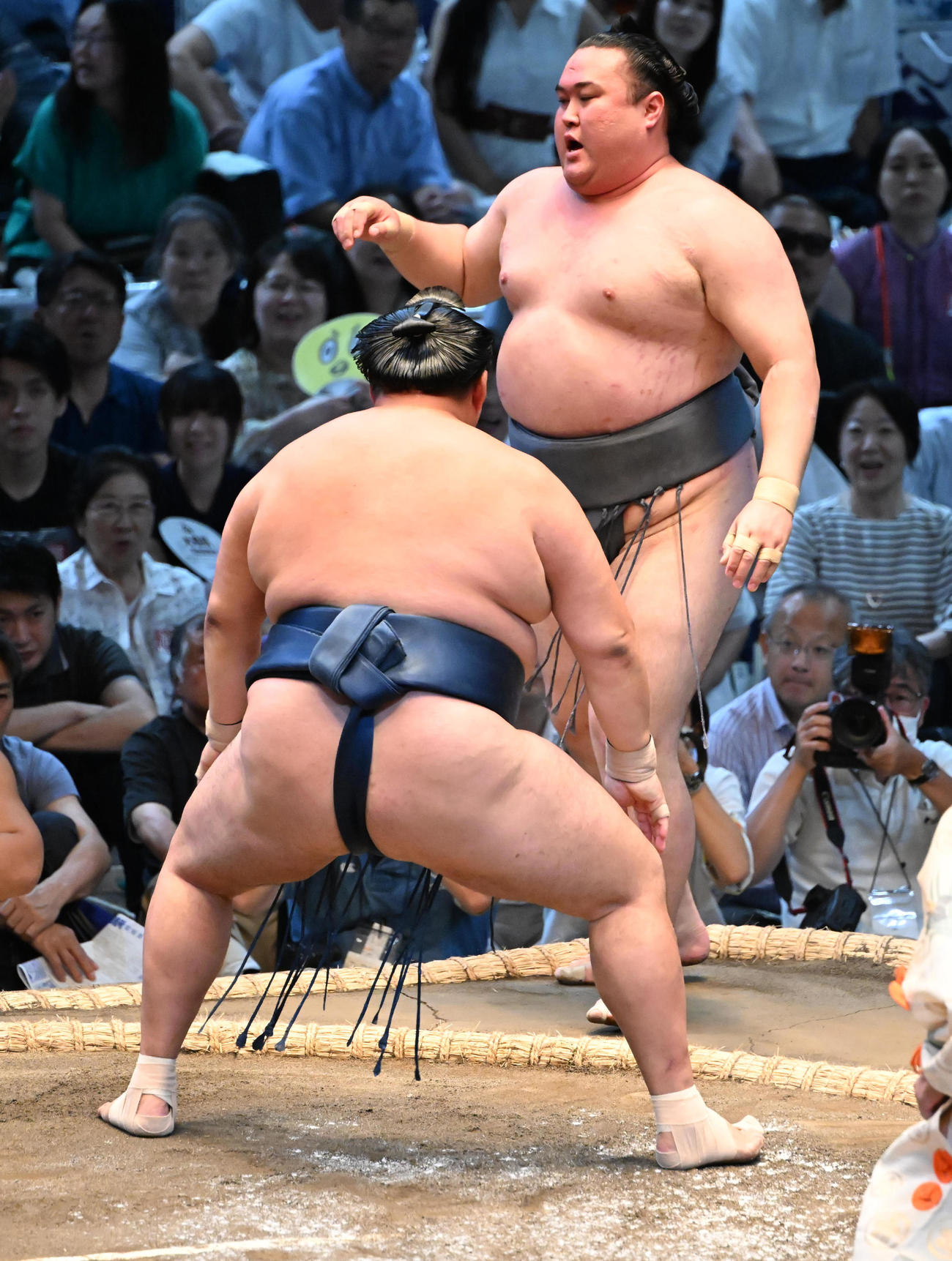 玉鷲（手前）は押し出しで金峰山を破る（撮影・和賀正仁）