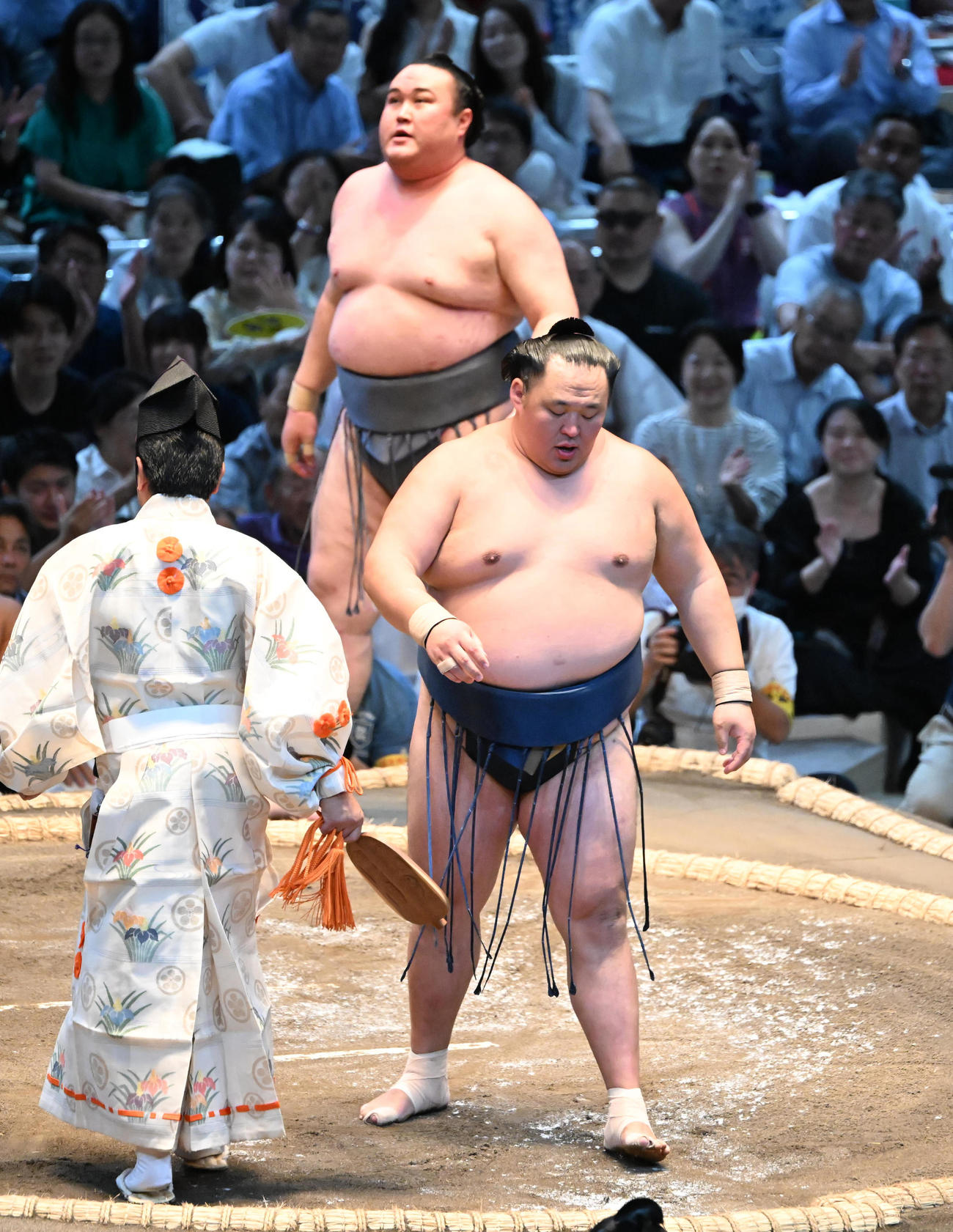玉鷲（手前）は押し出しで金峰山を破る（撮影・和賀正仁）