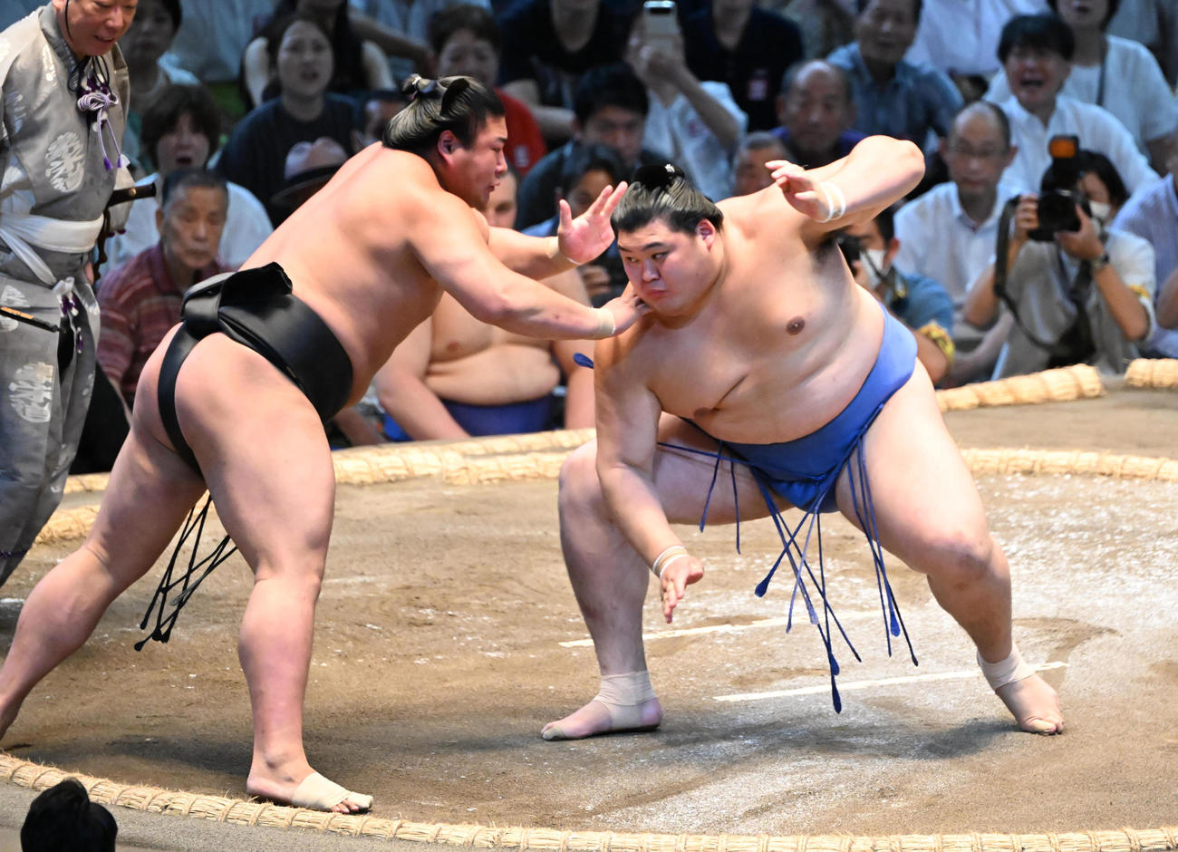 若元春（左）を押し倒しで破る大の里（撮影・和賀正仁）