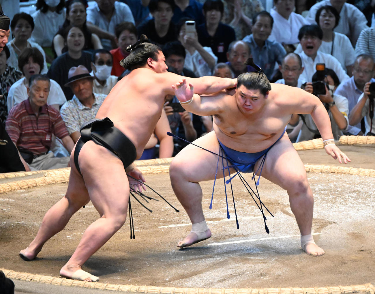 若元春（左）を押し倒しで破る大の里（撮影・和賀正仁）