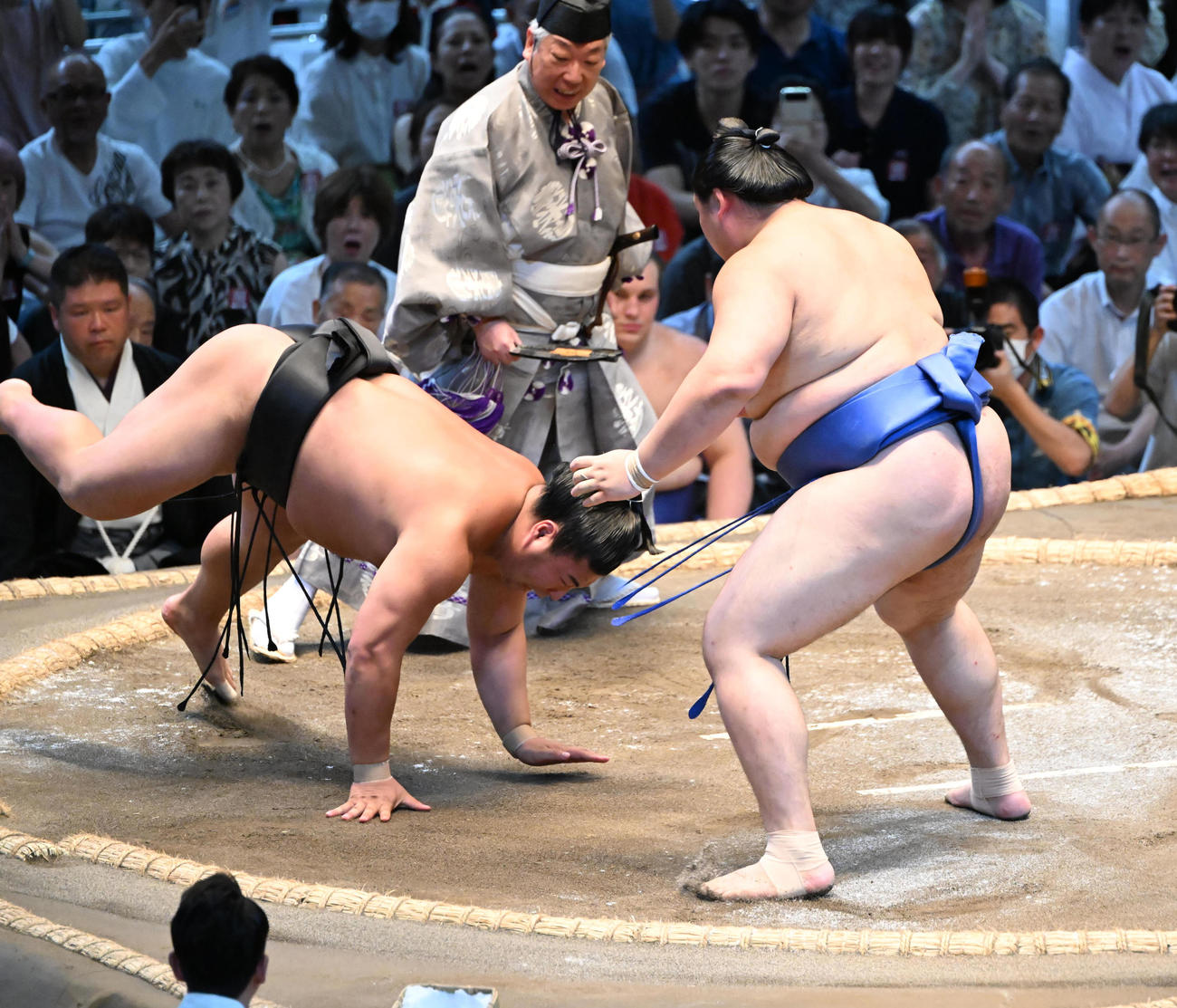 若元春（左）を押し倒しで破る大の里（撮影・和賀正仁）