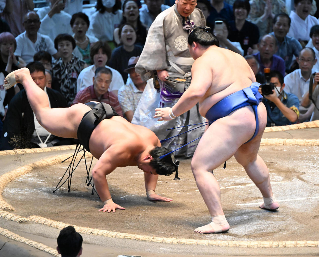 若元春（左）を押し倒しで破る大の里（撮影・和賀正仁）