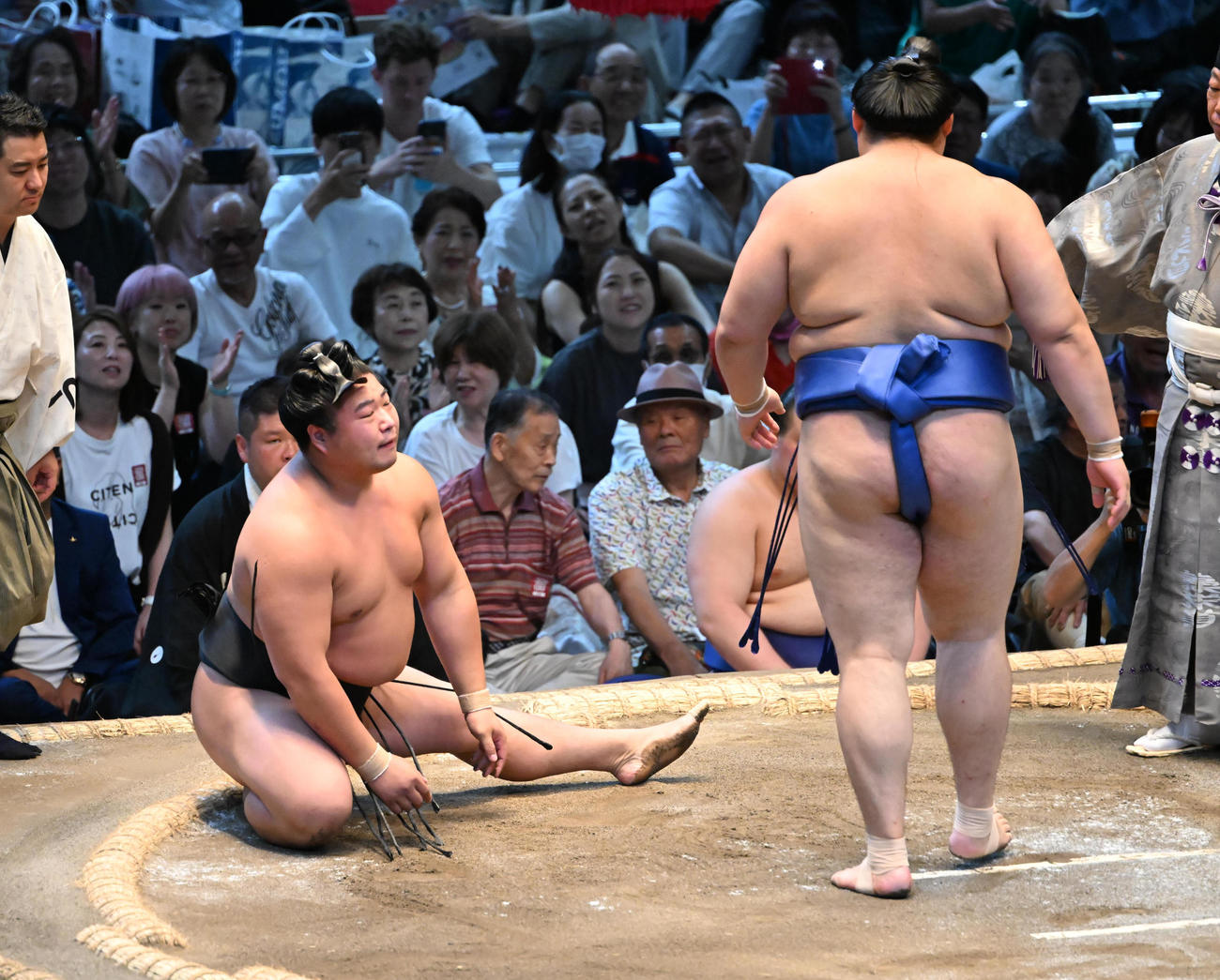 若元春（左）を押し倒しで破る大の里（撮影・和賀正仁）