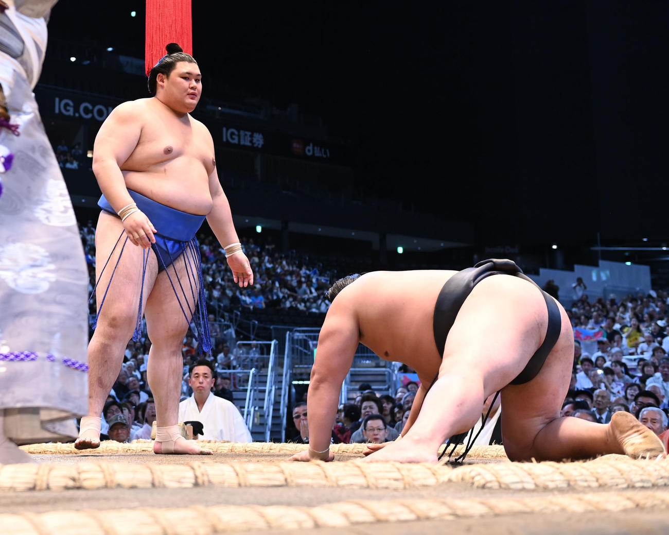 大の里（左）は若元春を押し倒しで破る（撮影・森本幸一）