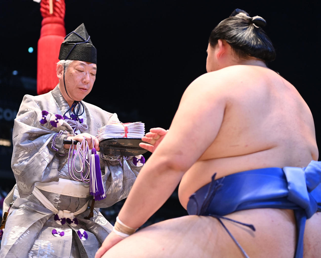 大の里（右）は若元春を押し倒しで破り懸賞を受け取る（撮影・森本幸一）