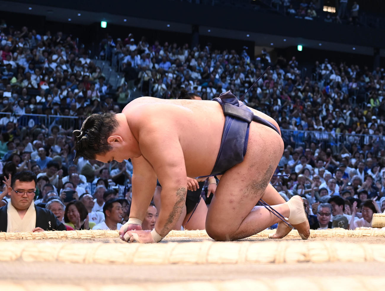 豊昇龍は安青錦に渡し込みで敗れる（撮影・森本幸一）