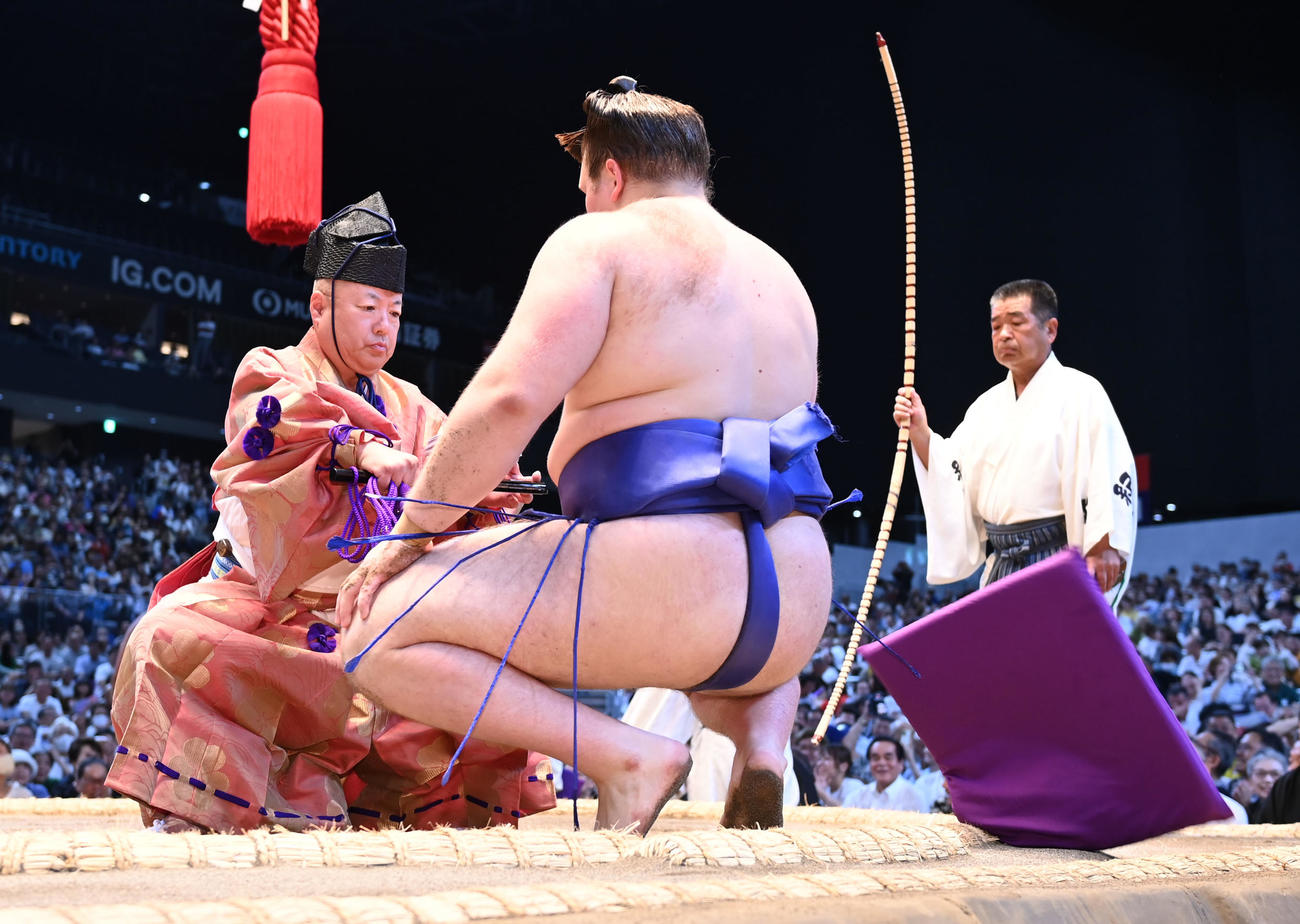 座布団が舞う中、勝ち名乗りを受ける安青錦（撮影・森本幸一）