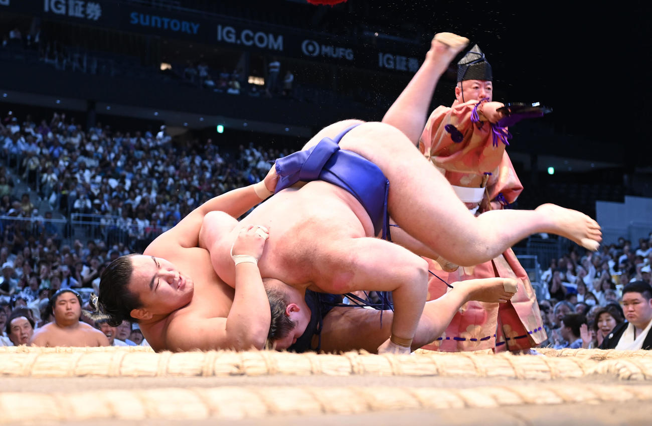 豊昇龍（左）を渡し込みで破る安青錦（撮影・森本幸一）