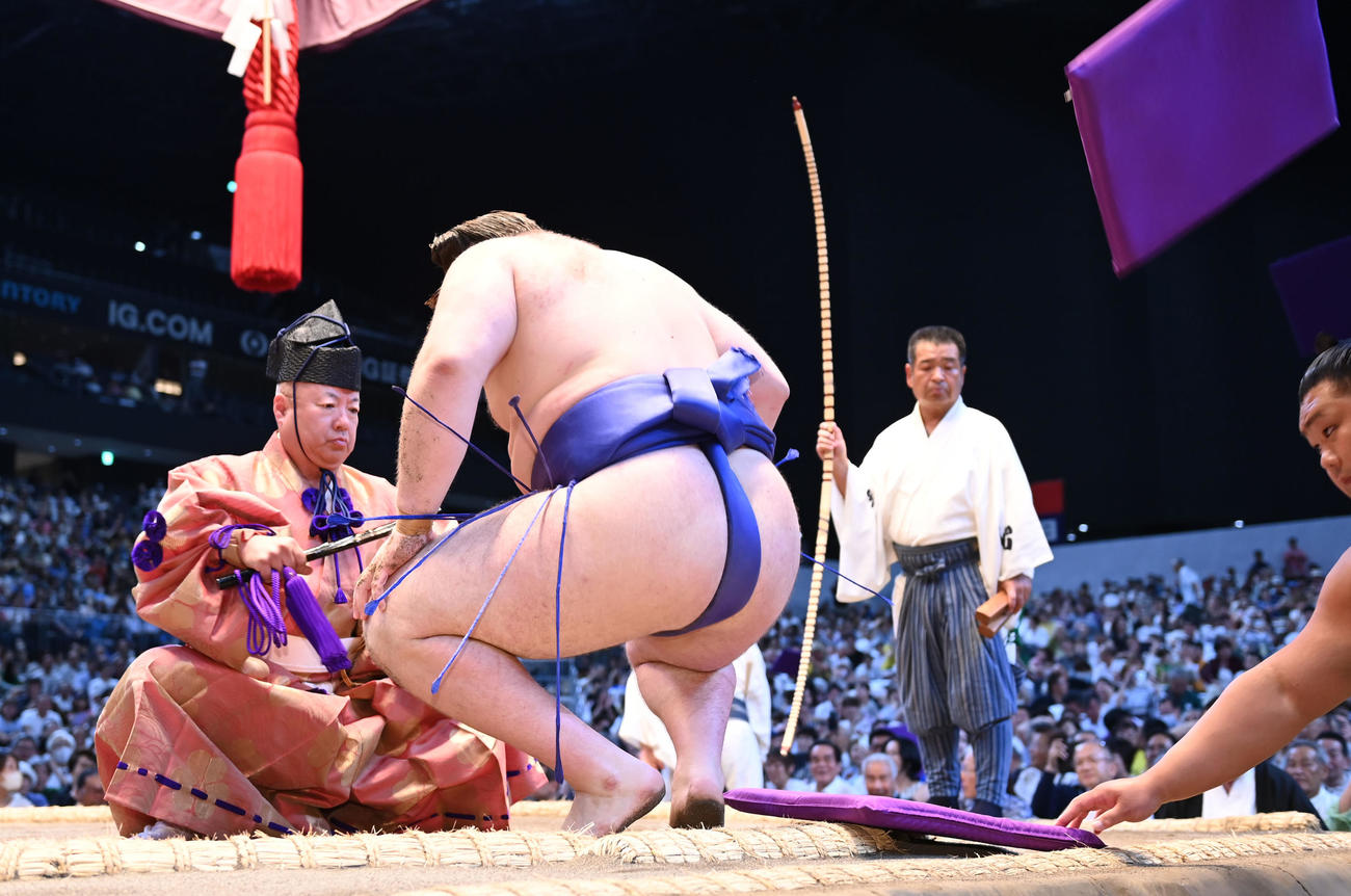 座布団が舞う中、勝ち名乗りを受ける安青錦（撮影・森本幸一）