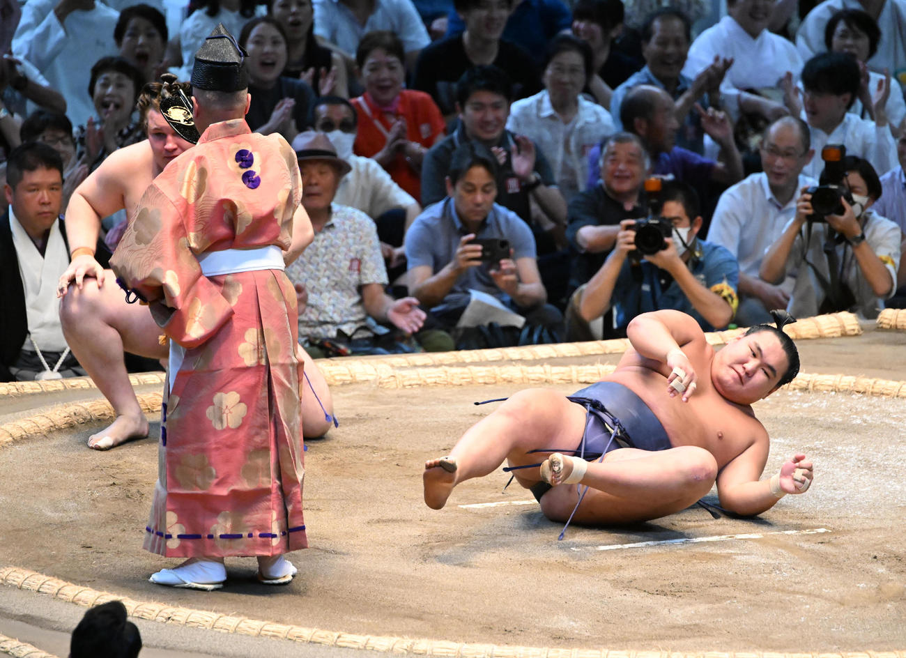 豊昇龍（右）は渡し込みで安青錦に敗れる（撮影・和賀正仁）