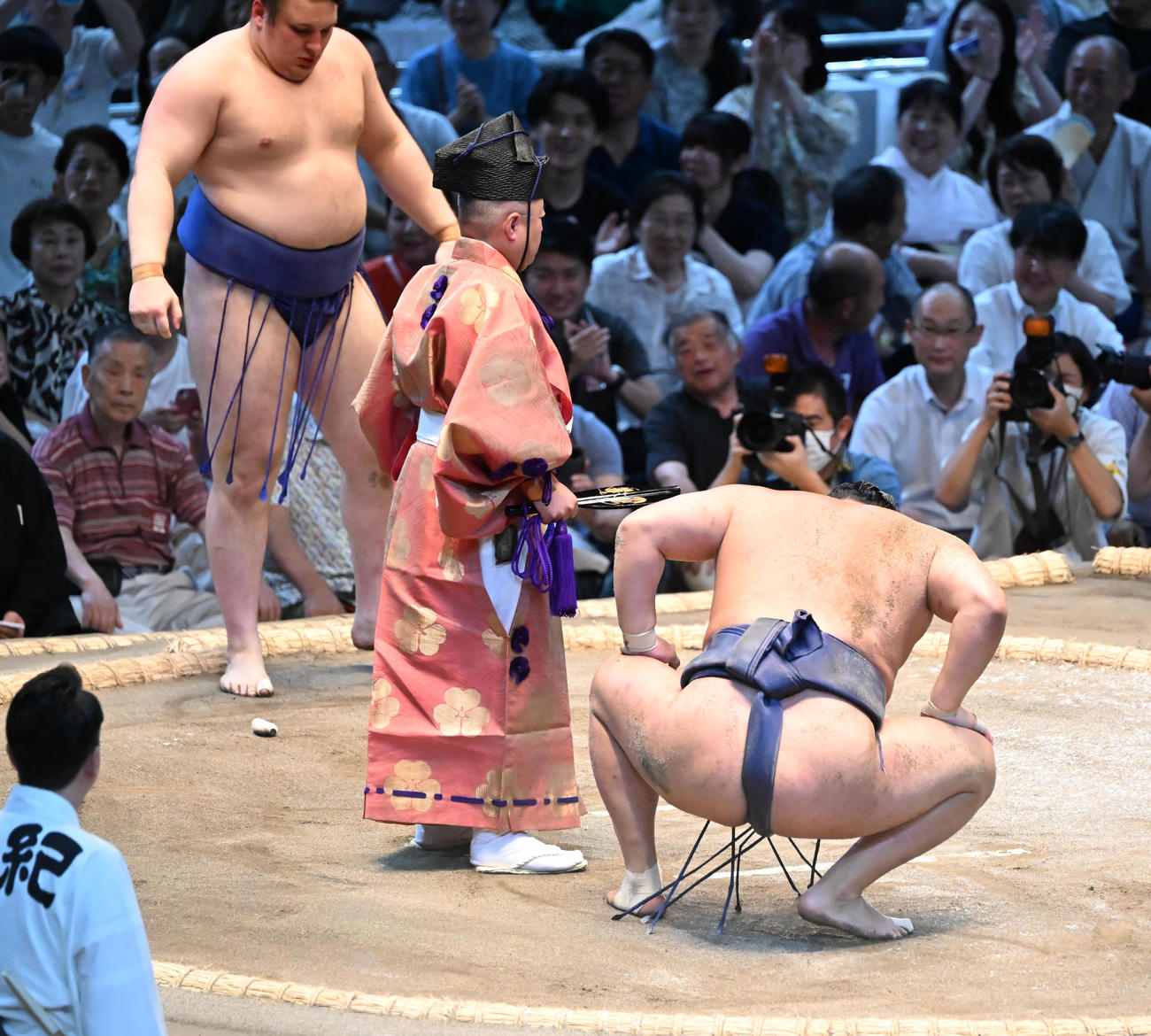 豊昇龍（右）は渡し込みで安青錦に敗れる（撮影・和賀正仁）