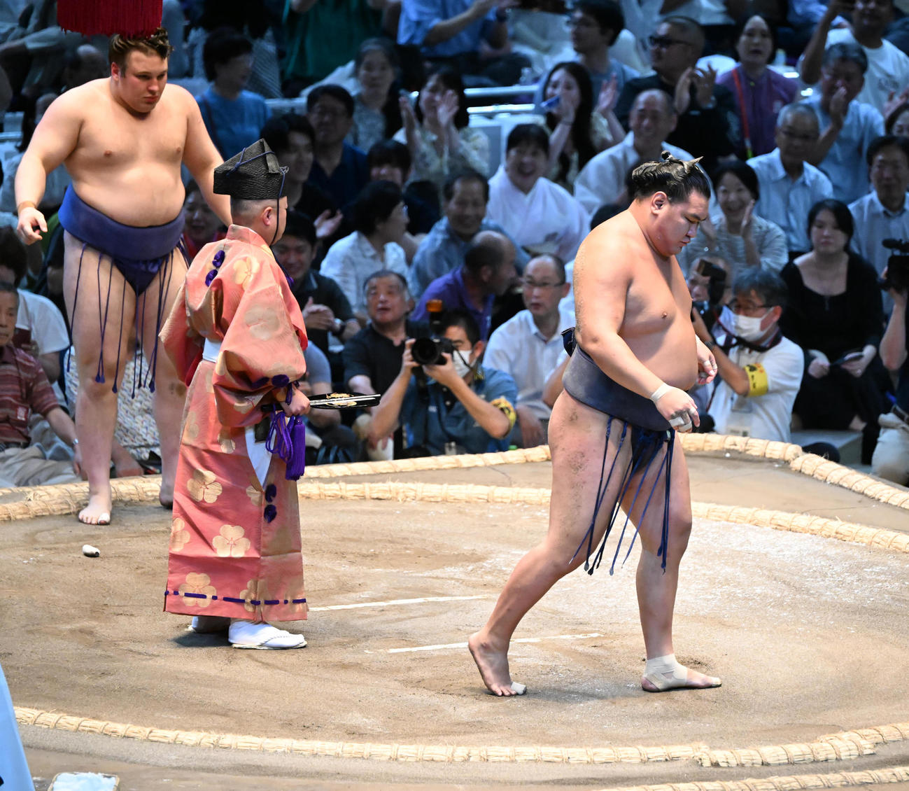 豊昇龍（右）は渡し込みで安青錦に敗れる（撮影・和賀正仁）